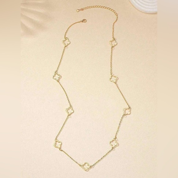 Elegant Gold Clover Necklace - Picture 4 of 4